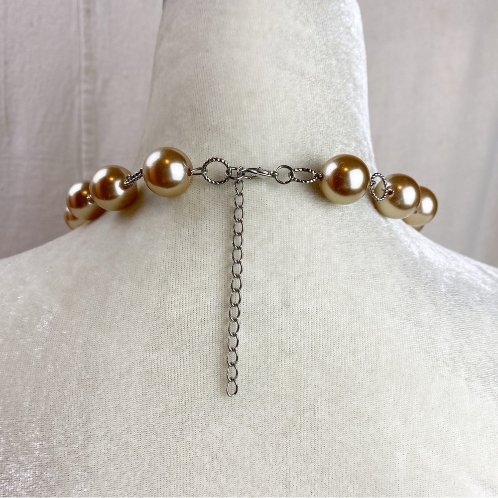 Lustrous silver tone necklace with champagne Pearls - Picture 3 of 5
